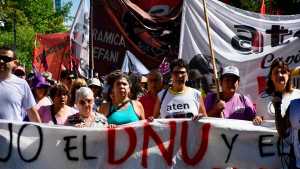 Marcha en Neuquén en rechazo a la Ley Ómnibus y al DNU, convocada por organizaciones sociales
