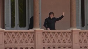 Video: Milei se asomó a saludar por el balcón de Casa Rosada, en medio de la polémica por el DNU