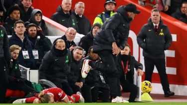 Kostas Tsimikas golpeó contra Klopp y terminó lesionado (Foto: Reuters/Carl Recine)
