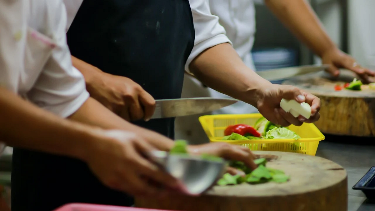 Empresarios y emprendedores gastronómicos de Roca se enfrentan a desafíos económicos tras las medidas de Javier Milei, ajustando estrategias para mantener la estabilidad en sus negocios. Foto Archivo.