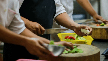 Empresarios y emprendedores gastronómicos de Roca se enfrentan a desafíos económicos tras las medidas de Javier Milei, ajustando estrategias para mantener la estabilidad en sus negocios. Foto Archivo.