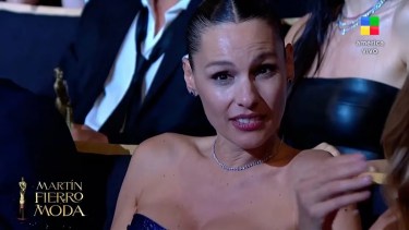 Pampita se mostró fastidiosa al ser enfocada cuando se consagró Benjamín Vicuña.-