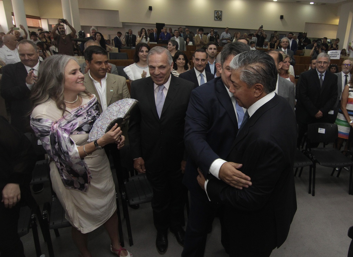 El exgobernador Jorge Sapag asistió al acto de asunción del segundo mandato del intendente Mariano Gaido y se cruzó con el gobernador Rolando Figueroa. (Oscar Livera).