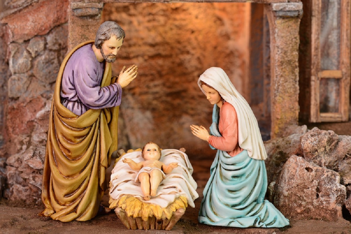 La figura de Jesús se suma al pesebre durante la medianoche de Navidad.-
