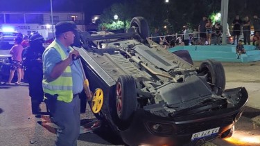 Hubo triple choque y uno de los autos volcó. (Fotos: gentileza)
