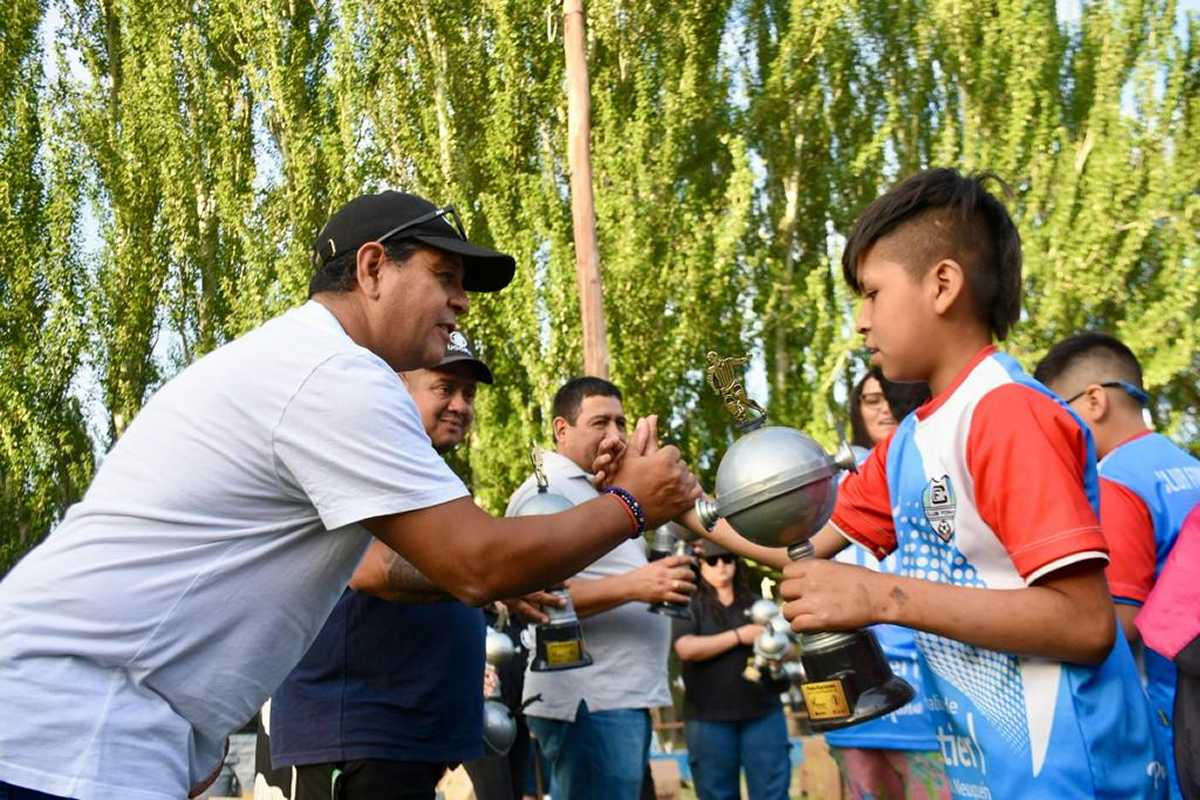 Lalo Maradona estuvo presente en el lanzamiento del Mundialito de Plottier. (Foto: Matías Subat)