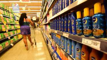 Carísimos. Así están los precios de los protectores solares. No usarlos expone nuestra salud. ¿ Y el Estado qué hace al respecto?