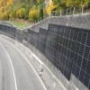 Imagen de Renovables: Conocé la impresionante instalación solar vertical en un muro de contención en Suiza