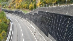 Renovables: Conocé la impresionante instalación solar vertical en un muro de contención en Suiza