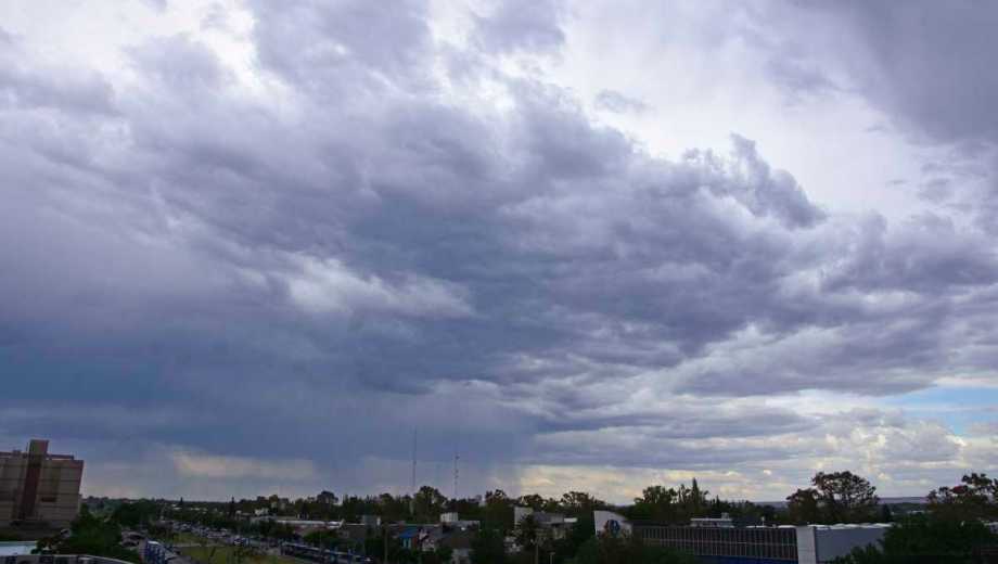 Neuquén, Roca, Bariloche y Viedma registrarán condiciones cambiantes desde este viernes hasta el domingo. Foto archivo (Andrés Maripe)