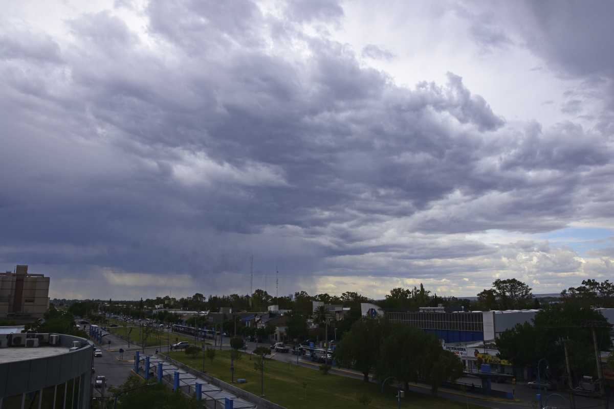 Las tormentas seguirán hoy sábado en el este de Río Negro. Foto: Andrés Maripe. 