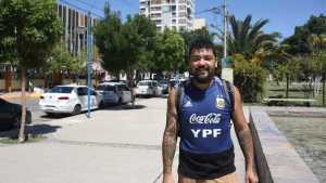 Año Nuevo en la plaza de Roca: Darío, el vecino solidario que piensa en los que menos tienen