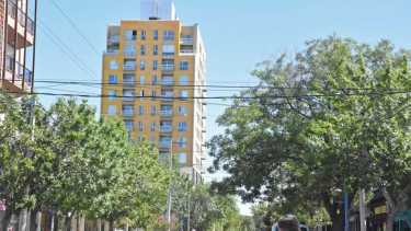 Los delincuentes ingresaron al edifico por la puerta principal y utilizando llaves. Luego llegaron al piso 12 donde concretaron el robo. foto: Juan Thomes.