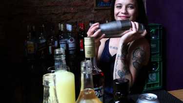 Valentina Benítez, bartender de Roca, en su hábitat creativo, presentará "Valle Rojo", un cóctel navideño valletano que prometerá conquistar paladares. Foto Juan Thomes.