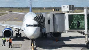 Bahía Blanca tras el temporal: el aeropuerto opera con normalidad, qué pasa con los colectivos y los demás servicios