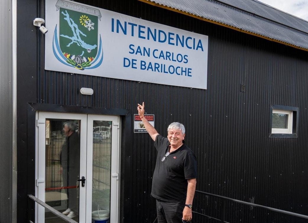 Walter Cortés colocó un cartel de Intendencia de Bariloche en un edificio que inauguró Gennuso para otro destino, hace poco más de un mes. Gentileza