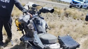 Un motociclista brasileño murió tras despistarse por el viento sobre la Ruta 3, en Chubut