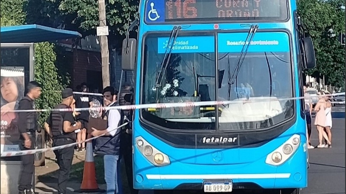 Los investigadores sospechan un ataque directo contra el chofer. Foto: Gentileza Rosario 3.