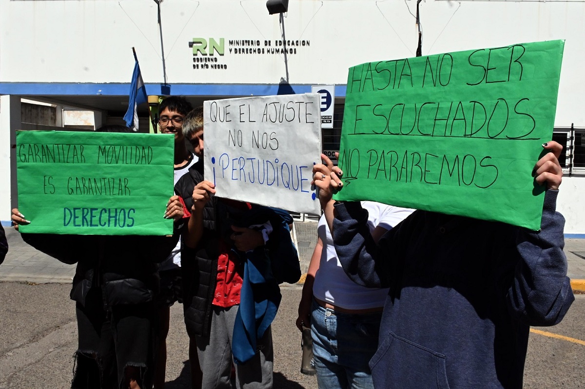 Un grupo de estudiantes de la ESFA protestaron frente a la puerta del Ministerio de Educación de Río Negro en la capital rionegrina. Foto: Marcelo Ochoa.