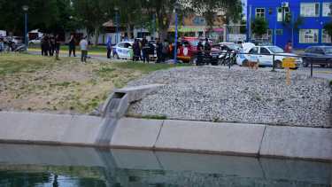 Rescataron a un hombre sin vida del Canal Grande de Roca. Fotos Andrés Maripe.
