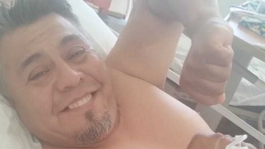 Aníbal tiene las dos piernas lesionadas pero a la espera de una operación y un traslado que no llega. Foto gentileza. 