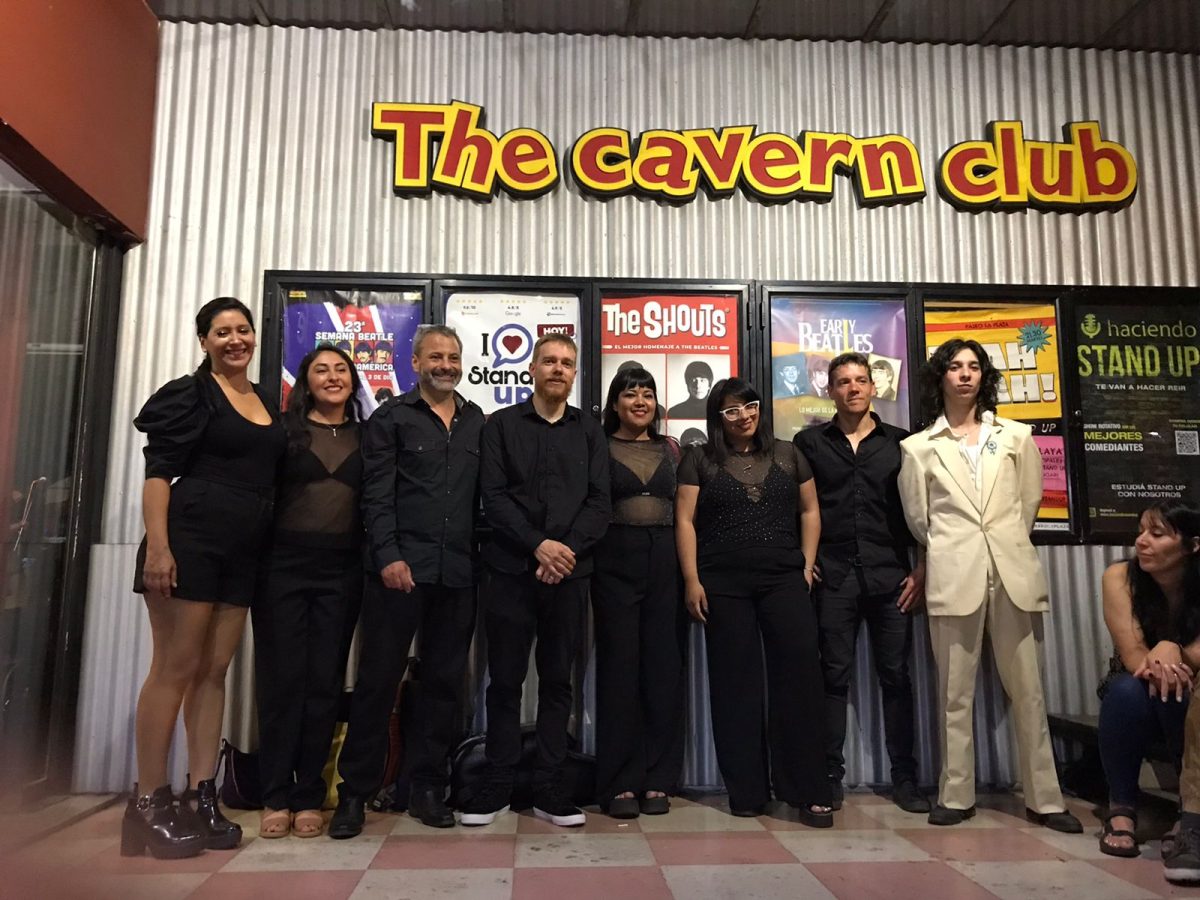 Los Cause en la puerta de The Cavern Buenos Aires, durante su presencia en la Semana Beatle Latinoamérica.