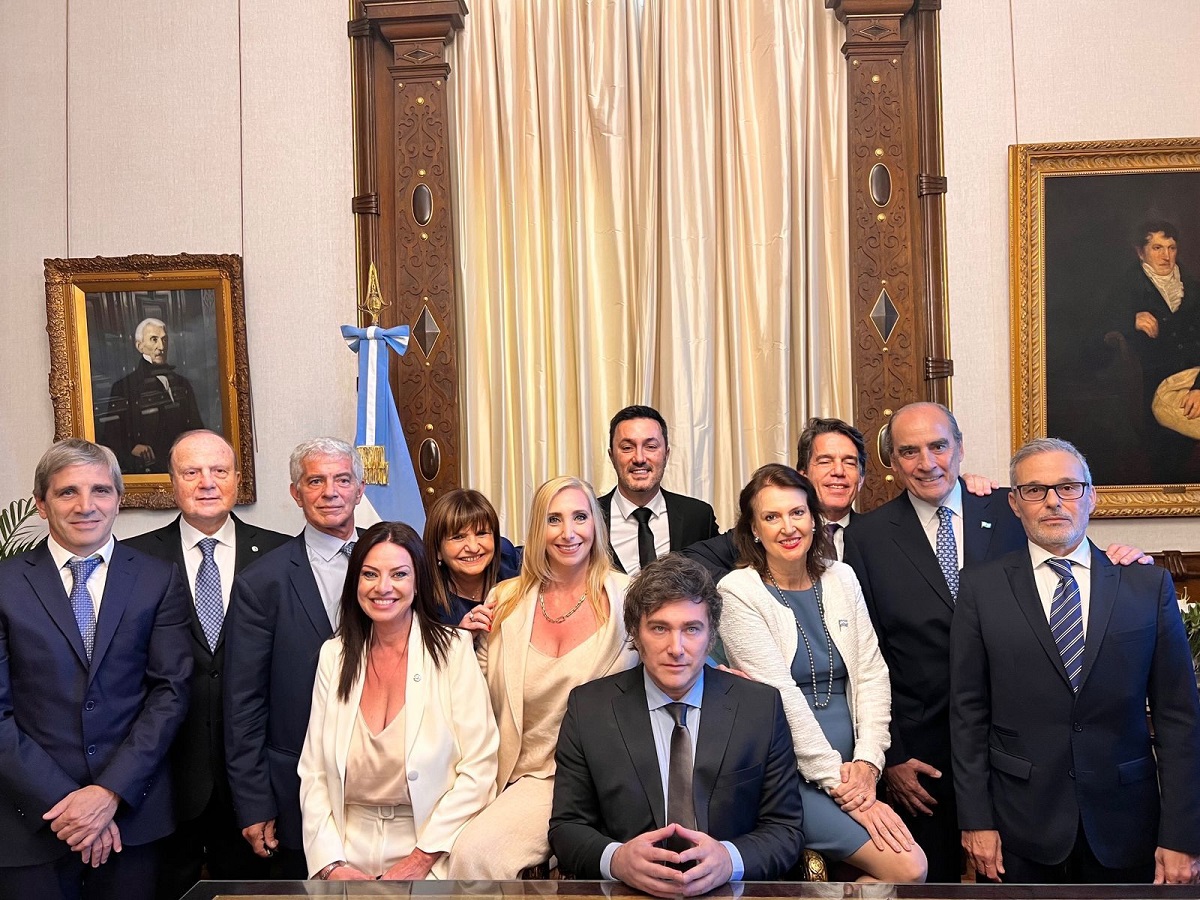 Javier Milei junto a los integrantes de su gabinete.