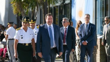 El acto fue encabezado por Alberto Wertetilneck y se desarrolló en la Escuela de Cadetes de Viedma. Foto Gentileza Prensa de Gobierno.