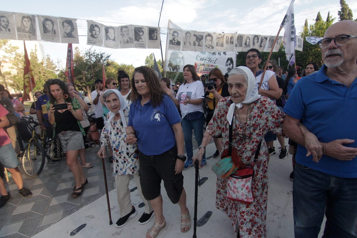 Lolin e Inés, Madres de Plaza de Mayo, lideraron la 43 Marcha de la Resistencia (foto Oscar Livera)