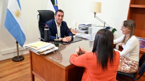 Castro ratificó una gestión de «continuidad» y se reunió con su Gabinete en Viedma