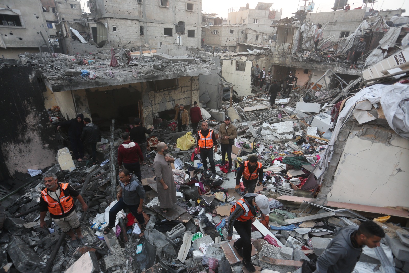 Palestinos buscan entre sus pertenencias tras ataque israelí. Foto AP

