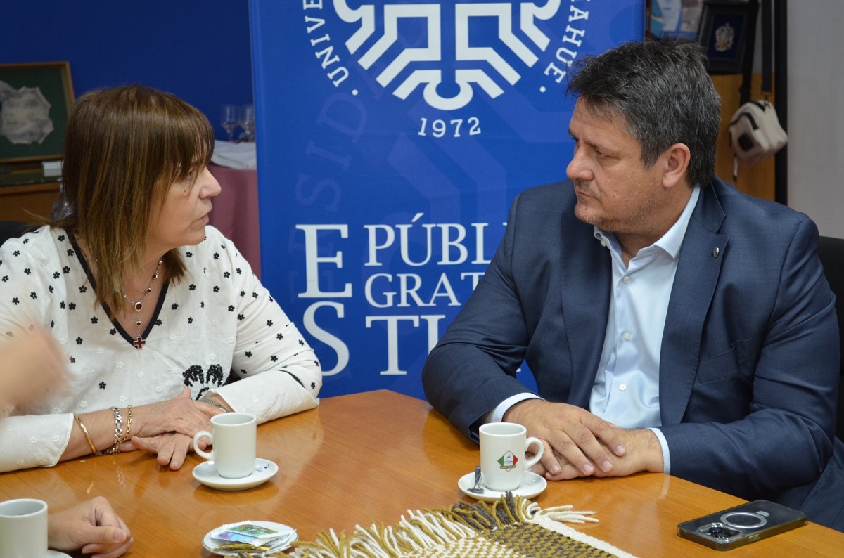 Mariano Gaido se reunió con la rectora de la Universidad Nacional del Comahue, Beatriz Gentile. Foto; gentileza.