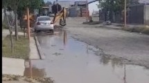 Imagen de Inundación en Fernández Oro: una máquina rompió un caño y llenó de agua a los vecinos