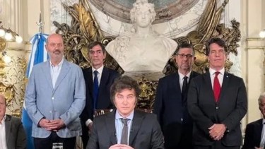 Sturzenegger, al lado del presidente Milei. Foto: Gentileza. 