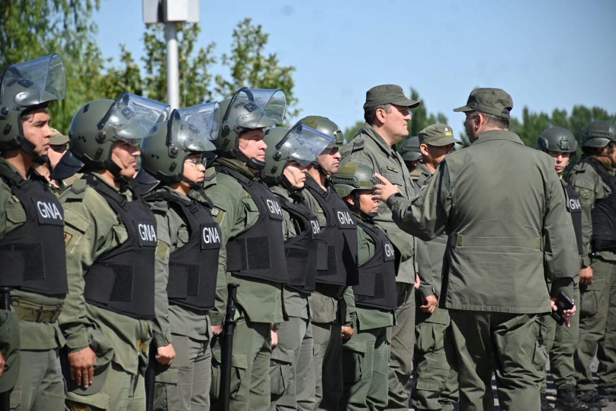 Inedito despligue de gendarmes en la protesta del puente carretero Cipolletti - Neuquén. Foto: Florencia Salto