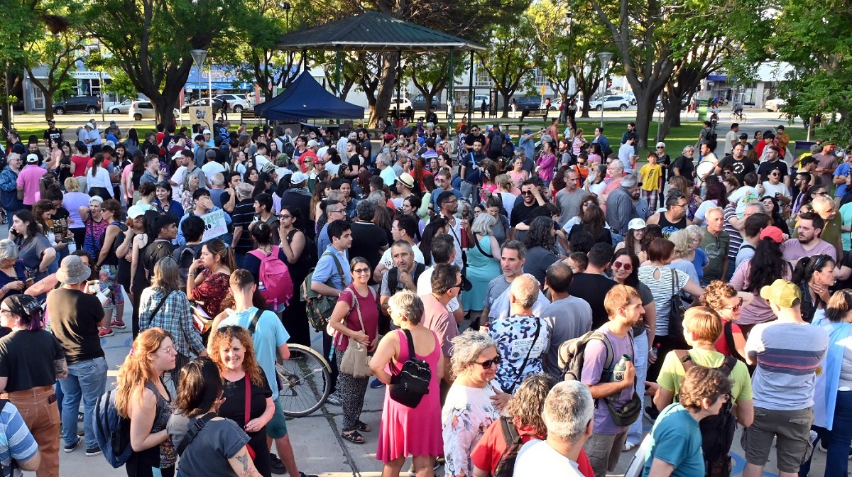 Hubo una gran convocatoria en la plaza San Martín ante el descontento de las medidas económicas de Milei. 