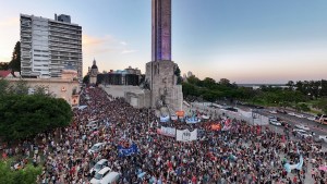 Multitudinaria marcha contra el DNU de Milei en Rosario: «Avasalla las instituciones»