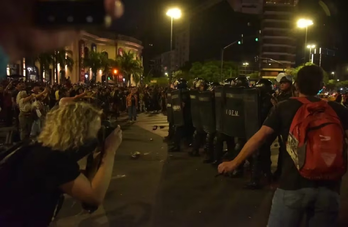La policía avanzó sobre los manifestantes. Foto: Gentileza La Voz. 