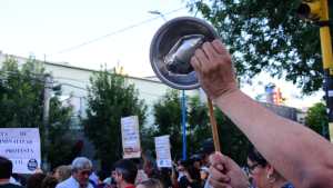 Otro cacerolazo en Roca en rechazo al DNU de Milei: «Se nos viene la noche»