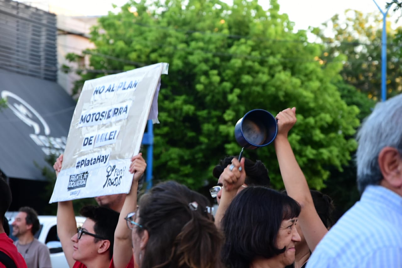 Organizaciones y vecinos reclamaron contras el DNU de desregulación económica. Foto: Andrés Maripe. 