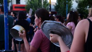 Rechazo al DNU de Milei: hubo protestas en Neuquén y marchas con cacerolazos en Río Negro
