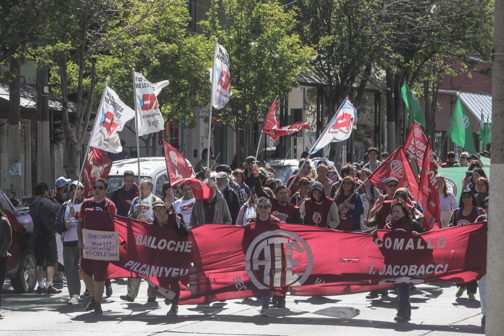 Encabezados por ATE y otros gremios de la CTA los gremios estatales se movilizaron en Bariloche en la jornada de protesta provincial. Foto: C. Leiva