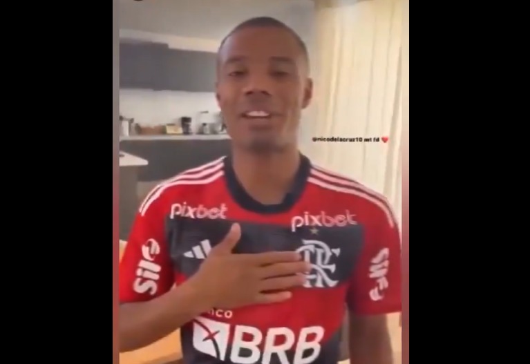 Nico De la Cruz posó con la camiseta del Flamengo de Brasil.