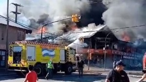 Video: Impresionante incendio destruyó un centro comercial de El Bolsón