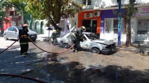 Video | Así se quemó un auto en pleno centro de Roca