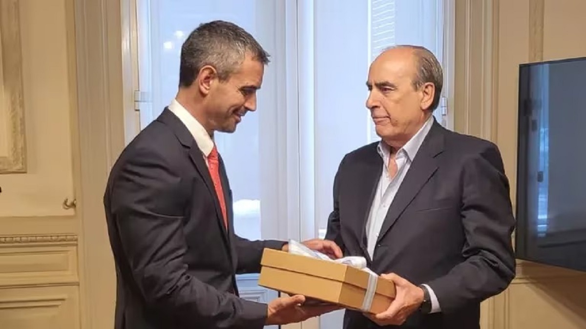 El ministro Francos le entrega el proyecto a Martín Menem, titular de la Cámara de Diputados. 