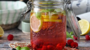 Y para hidratarnos: agua aromatizada con frambuesas
