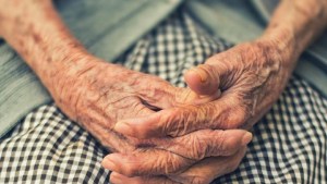 Qué tareas debe cumplir una persona que cuida a adultos mayores y cuánto cobra en enero 2024