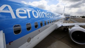 El DNU de Milei autoriza la cesión de acciones de Aerolíneas Argentinas y Austral a los empleados