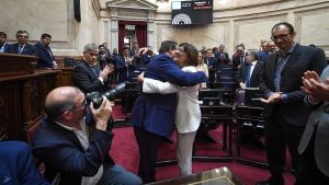 Video: Weretilneck se despidió del Senado y Mónica Silva asumió en su reemplazo